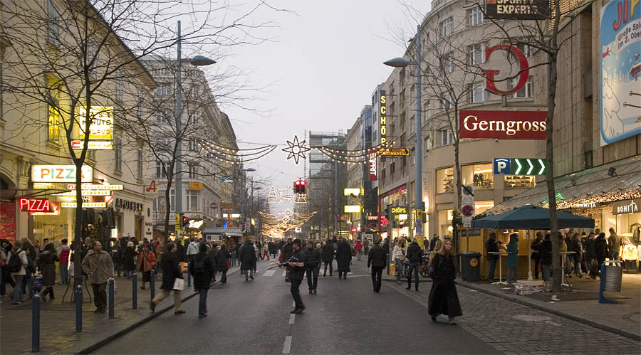 Mariahilfer Stra?e am Samstag Abend (Wien, ?sterreich)